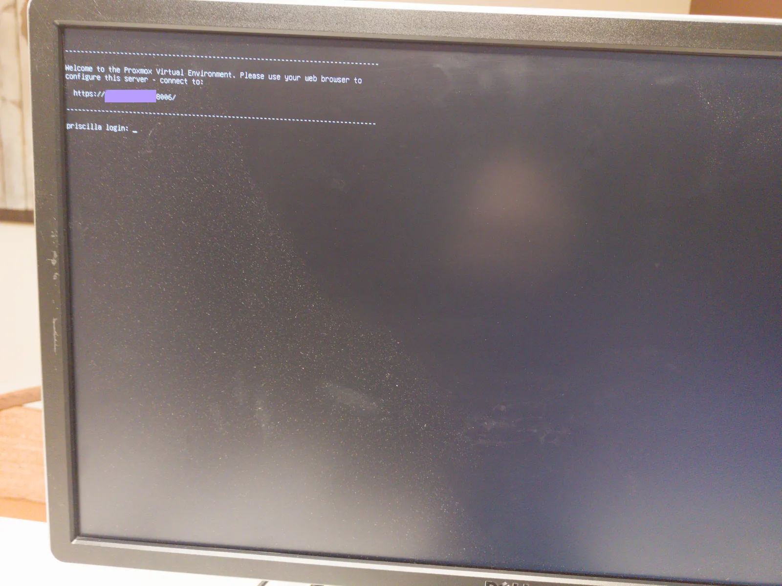 The console after the first start: a welcome text with the web interface’s address, and the priscilla login prompt
